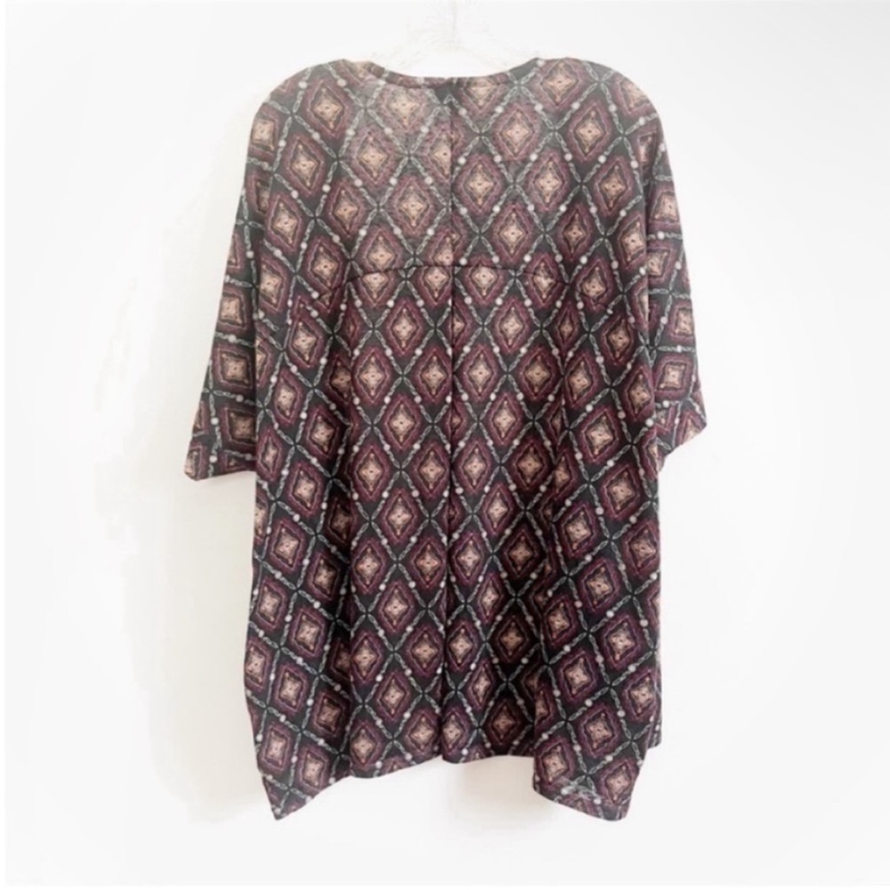 Torrid cardigan black red geometric open front lightweight short sleeves - Picture 9 of 9
